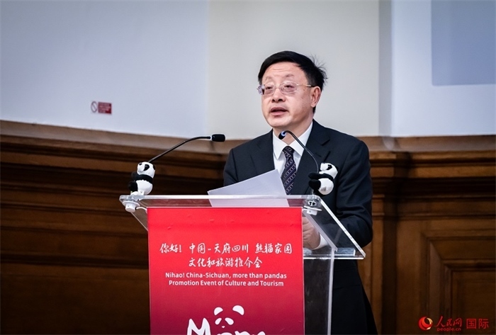 四川省文化和旅游廳廳長戴允康作文化旅游推介。人民網(wǎng) 郭錦標(biāo)攝