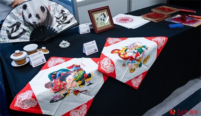 活動(dòng)現(xiàn)場的現(xiàn)場文創(chuàng)展、互動(dòng)體驗(yàn)區(qū)、非遺區(qū)展示。人民網(wǎng) 郭錦標(biāo)攝