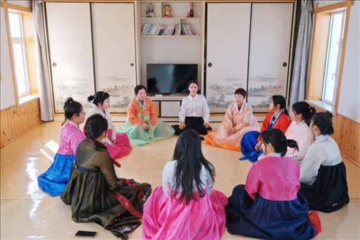 2023年6月，楊麗娜（后中）對(duì)擔(dān)任民宿管家的光東村村民們進(jìn)行標(biāo)準(zhǔn)化培訓(xùn)。（新華社記者金津秀攝）