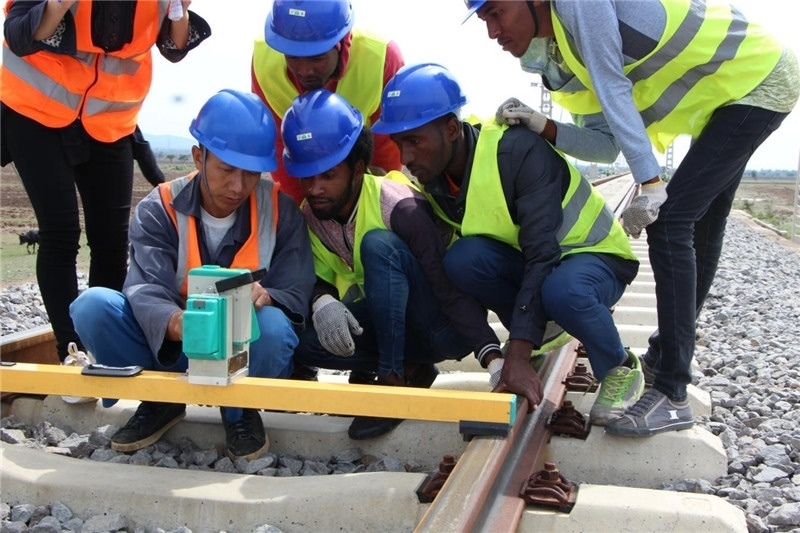 中方員工在鐵路現(xiàn)場培訓(xùn)埃方員工。 中國土木工程集團(tuán)有限公司供圖
