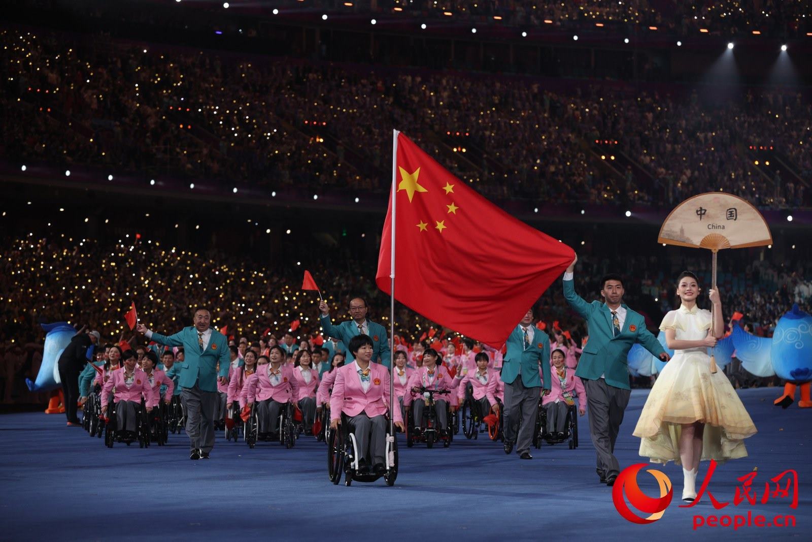 開幕式上，中國體育代表團(tuán)入場。人民網(wǎng) 周靜圓攝