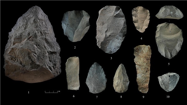 石制品 1.手斧 2、4、5.勒瓦婁哇石核（循環(huán)剝片法、優(yōu)先剝片法）3.勒瓦婁哇石葉石核 6.勒瓦婁哇石葉 7、8.勒瓦婁哇尖狀器 9.石葉 10.錐形石葉石核。中肯聯(lián)合考古隊供圖