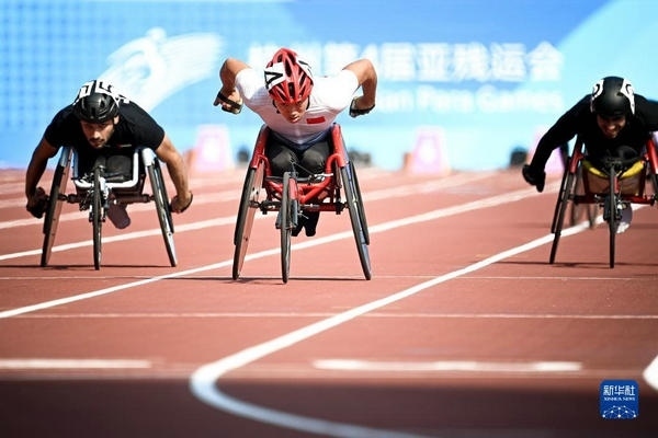 10月23日，中國選手龔文浩（左二）在杭州第4屆亞殘運會男子100米-T34決賽的比賽中。他以15秒55的成績獲得該項目銀牌。新華社記者 江漢攝