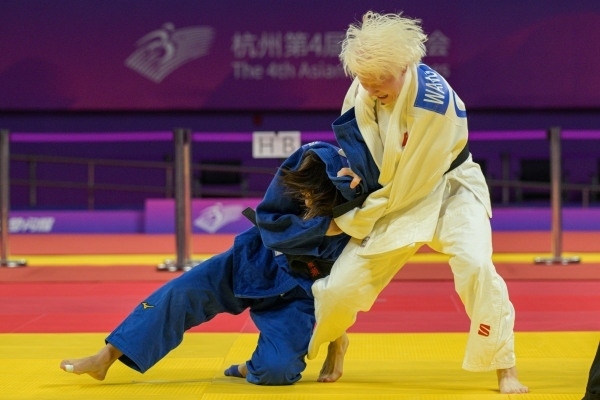 10月24日，杭州第4屆亞殘運(yùn)會柔道女子J2級57公斤級決賽舉行。圖為中國隊選手王嘉楠（右）和日本隊選手廣瀨順子在比賽中。圖片來源：杭州亞殘組委