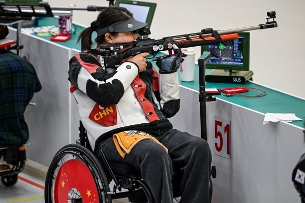 10月23日，杭州第4屆亞殘運(yùn)會射擊(R2)SH1級女子10米氣步槍立射資格賽舉行。圖為中國隊選手張翠平在比賽中。圖片來源：杭州亞殘組委