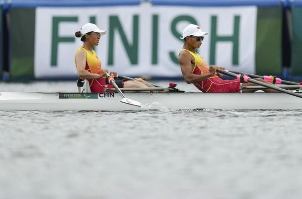 2021年8月29日，在東京殘奧會賽艇項目PR2級混合雙人雙槳決賽中，中國組合劉爽/蔣繼劍獲得銅牌。圖為劉爽（左）/蔣繼劍在比賽中。新華社記者 胡虎虎攝（資料圖）