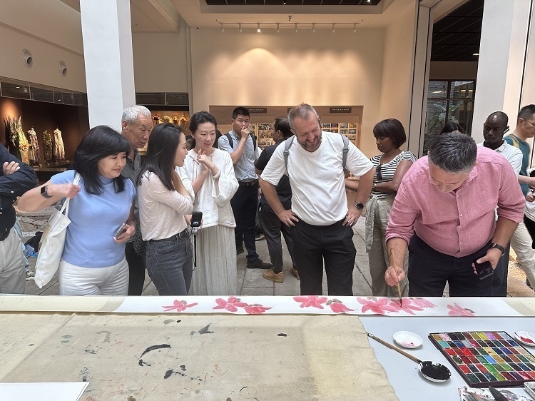 首屆國際傳播“絲路獎”獲獎代表等在廣州市荔灣區(qū)永慶坊參加文化交流活動。楊爍壁、王燕攝影報道