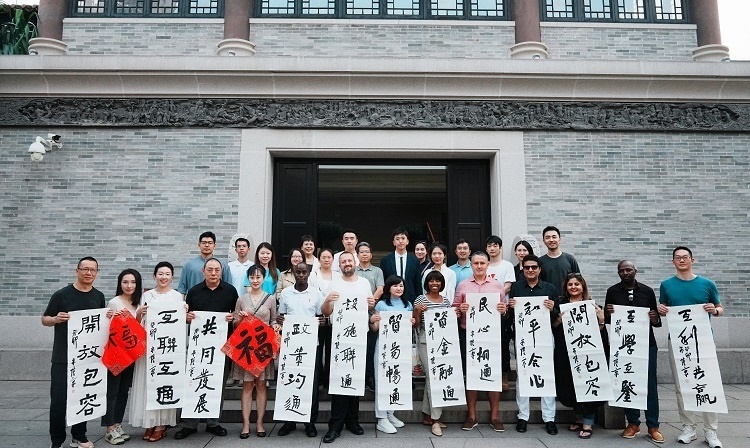 首屆國際傳播“絲路獎”獲獎代表等在廣州市荔灣區(qū)永慶坊參加文化交流活動。楊爍壁、王燕攝影報道