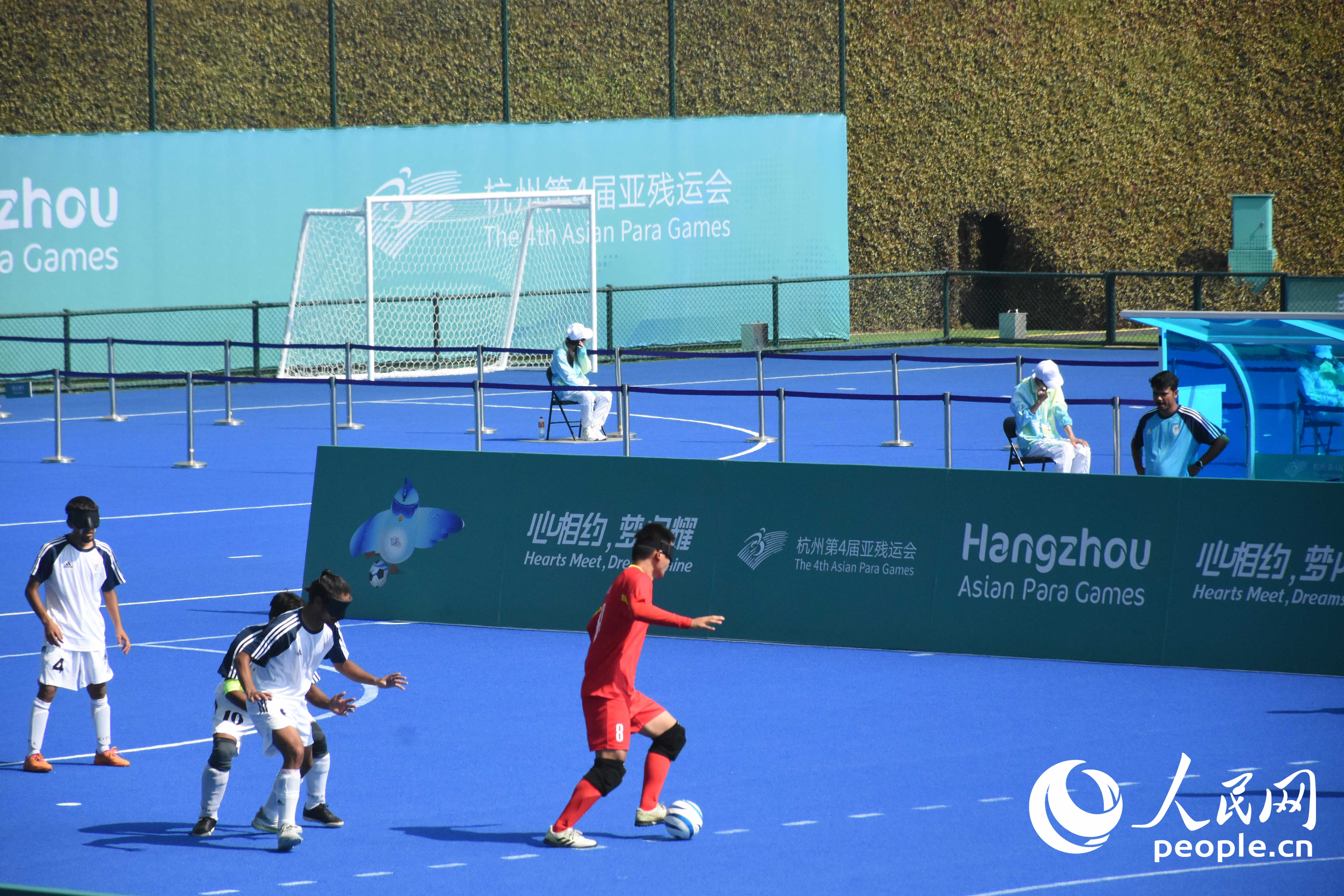 盲人足球比賽進(jìn)行中，賽場(chǎng)周?chē)刑刂茡醢?。人民網(wǎng) 周靜圓攝