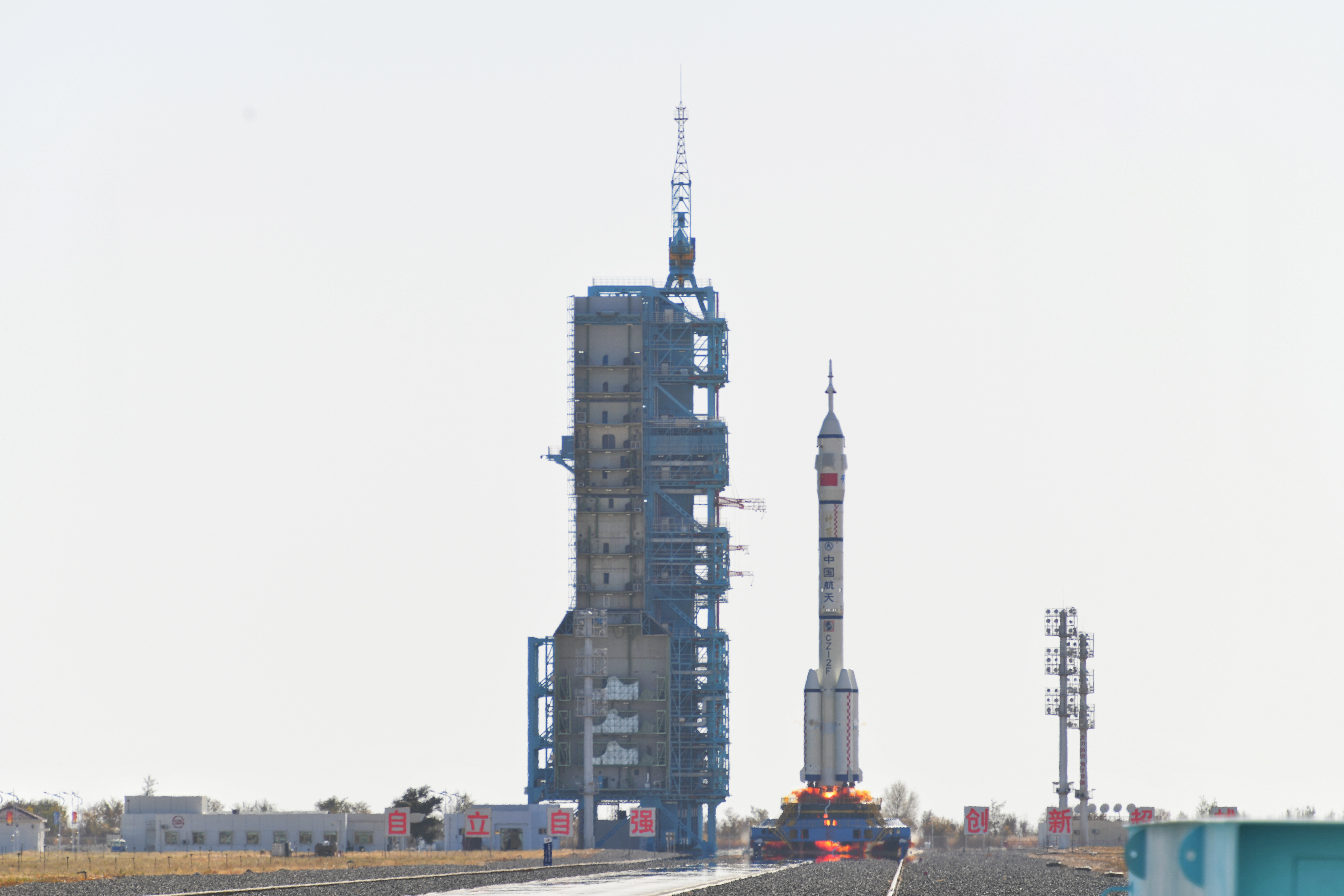 神舟十七號載人飛船發(fā)射升空震撼瞬間。人民網(wǎng) 張啟川攝