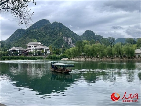 秋日的邊城鎮(zhèn)，青山滴翠、碧水含情。人民網(wǎng) 周靜圓攝