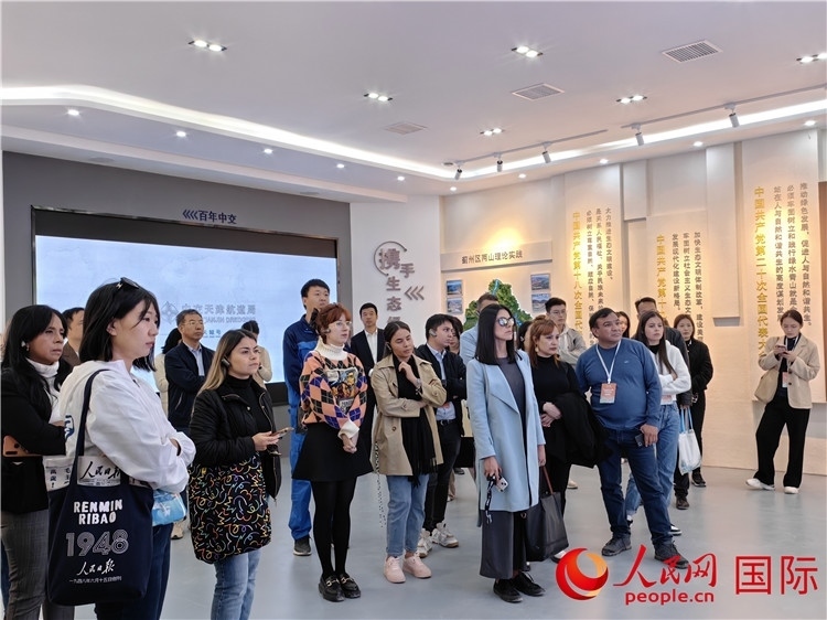 媒體記者探訪薊州礦山生態(tài)修復(fù)項(xiàng)目。人民網(wǎng)記者 符園園攝