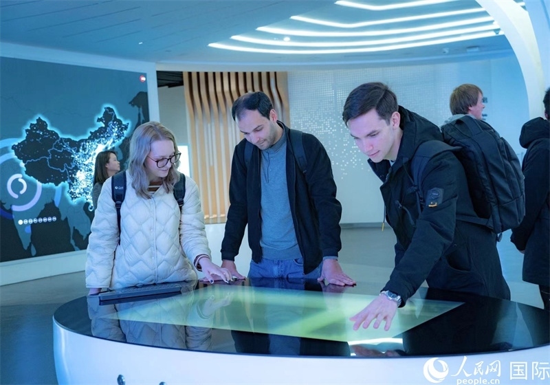 歐亞國家記者在國家大數(shù)據(jù)（貴州）綜合試驗區(qū)交流體驗中心參觀。人民網(wǎng) 陽茜攝