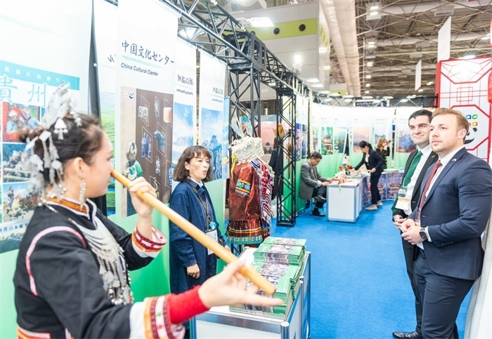 日本國(guó)際旅游博覽會(huì)中國(guó)展館的黎族非遺項(xiàng)目“鼻簫”表演。圖片由中國(guó)駐東京旅游辦事處提供