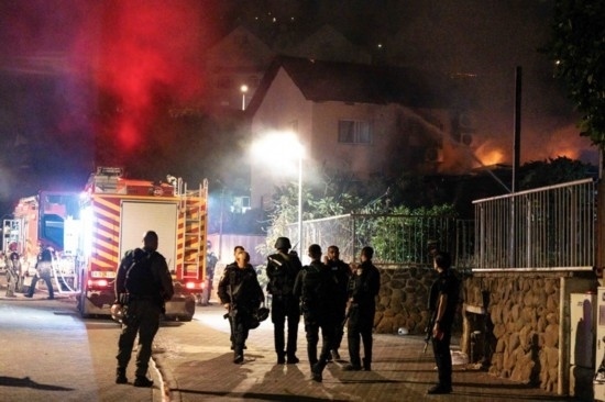  10月29日，在以色列北部城市謝莫納，以軍士兵和急救人員在一處被火箭彈擊中的現(xiàn)場執(zhí)勤。新華社發(fā)（阿亞爾·馬爾戈林?jǐn)z/基尼圖片社）