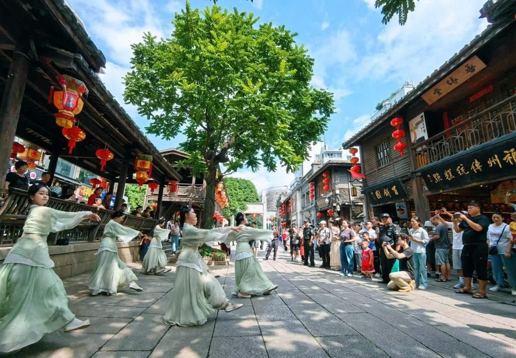 國慶節(jié)期間，福州市三坊七巷歷史文化街區(qū)上演《尋夢閩都》快閃。新華社發(fā)