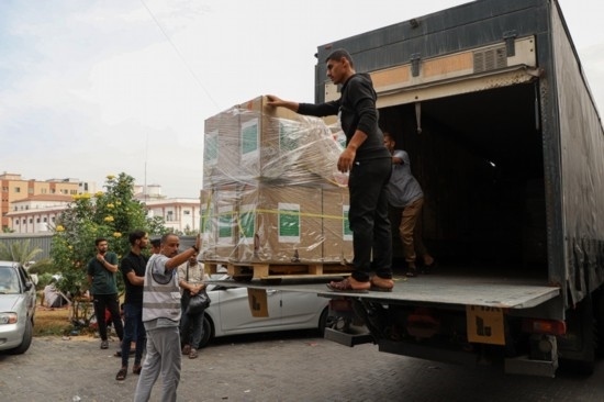  10月29日，工作人員在加沙地帶南部城市汗尤尼斯的一家醫(yī)院搬運(yùn)醫(yī)療援助物資。新華社發(fā)（里澤克·阿卜杜勒賈瓦德攝）