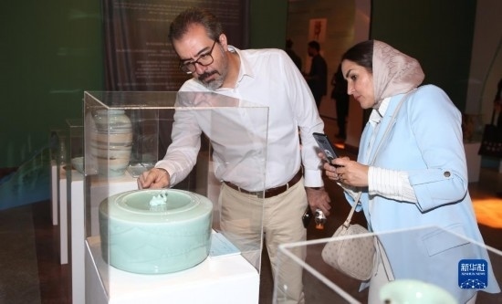 10月30日，人們在伊朗德黑蘭伊朗國家藝術(shù)科學(xué)院觀看展出的展品。新華社記者 沙達(dá)提 攝