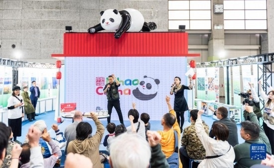  10月29日，游客在日本大阪國(guó)際會(huì)展中心中國(guó)館參與中國(guó)旅游知識(shí)問(wèn)答活動(dòng)。新華社發(fā)（中國(guó)駐大阪旅游辦事處供圖）