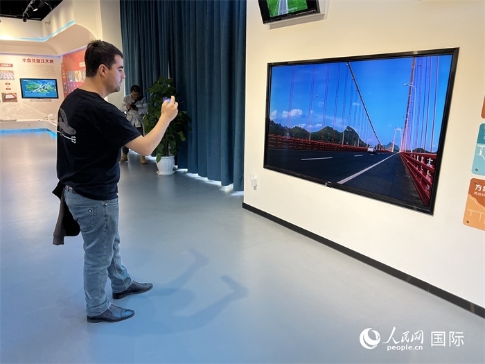 歐亞國家記者在橋梁博物館參觀。（人民網(wǎng) 花放攝）