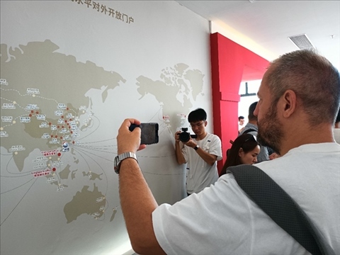 來自波黑的法魯克·博里奇用手機記錄廣州港可以通達到的世界城市與地區(qū)。石青川 攝