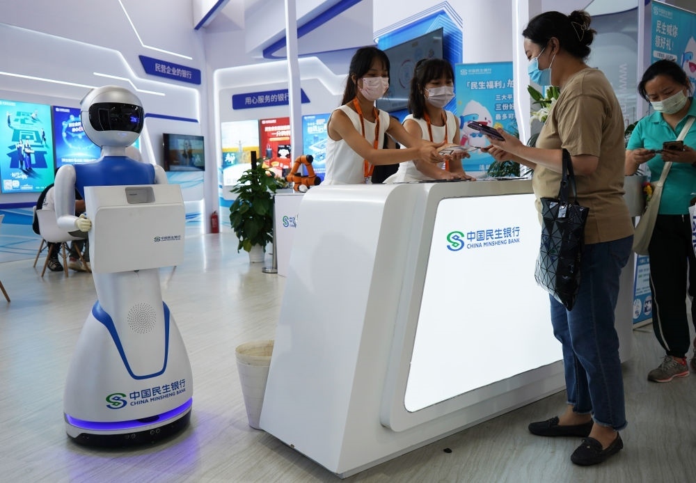 2022年9月4日，在服貿(mào)會(huì)首鋼園區(qū)金融服務(wù)專題展上，參觀者在中國(guó)民生銀行展臺(tái)咨詢金融業(yè)務(wù)。新華社記者 金皓原 攝
