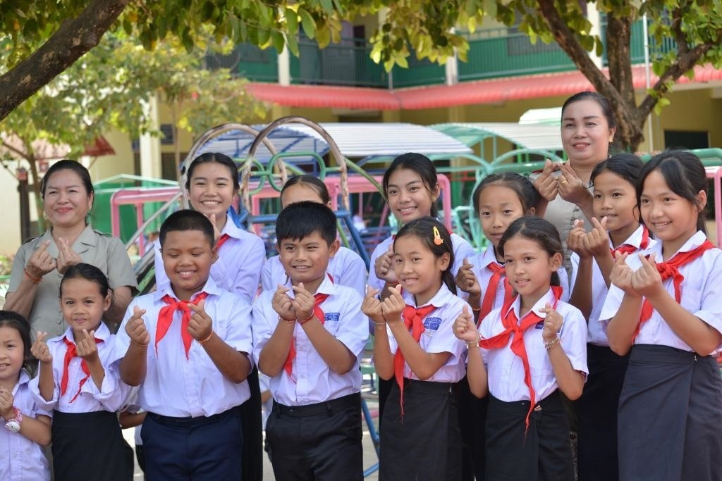 在采訪中，中老友好農(nóng)冰村小學(xué)師生為老中友誼“比心”。