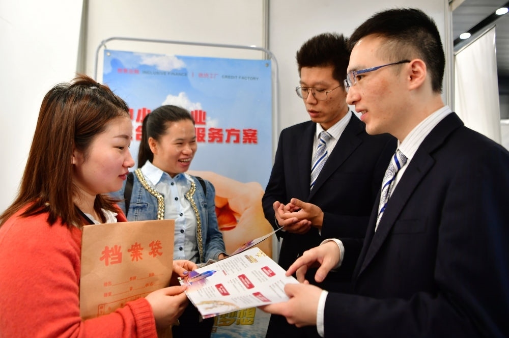 2019年5月9日，兩名鞋業(yè)公司的工作人員（左一和左二）向銀行工作人員咨詢中小微企業(yè)金融服務(wù)方案細(xì)則。當(dāng)日，福建自貿(mào)區(qū)福州片區(qū)稅企銀三方對(duì)接會(huì)在馬尾基金小鎮(zhèn)舉辦，來自傳統(tǒng)制造業(yè)、物聯(lián)網(wǎng)和電子商務(wù)等行業(yè)的企業(yè)代表參加對(duì)接會(huì)。新華社記者 魏培全 攝