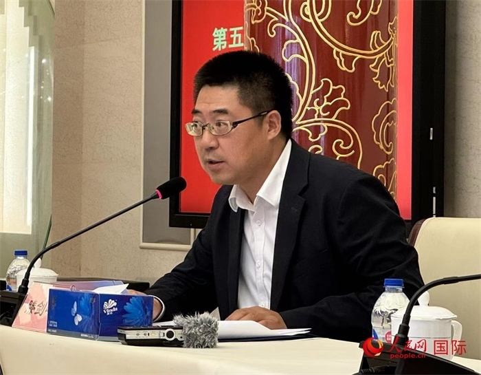 10月31日，歐美同學會副秘書長滕劍峰在第五屆中法文化論壇媒體吹風會上講話。（人民網(wǎng) 謝瑩攝）