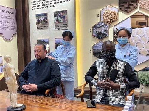  （外媒記者爭(zhēng)先恐后體驗(yàn)艾灸，直呼神奇。中國(guó)經(jīng)濟(jì)周刊記者 郭志強(qiáng) 攝）