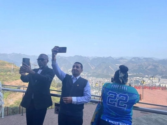 外媒記者在天釀景區(qū)拍照留念。本報記者葉子攝