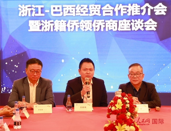 中國(guó)駐里約代總領(lǐng)事王尉育（中）在活動(dòng)中致辭。人民網(wǎng)記者 陳海琪攝