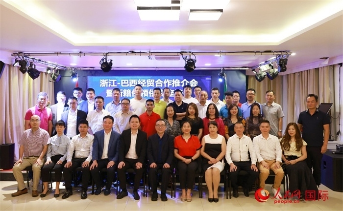 與會(huì)嘉賓合影。人民網(wǎng)記者 陳海琪攝