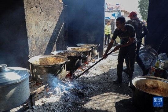 11月3日，在加沙地帶南部城市拉法，人們在煤氣中斷后用柴火做飯。新華社發(fā)（里澤克·阿卜杜勒賈瓦德攝）