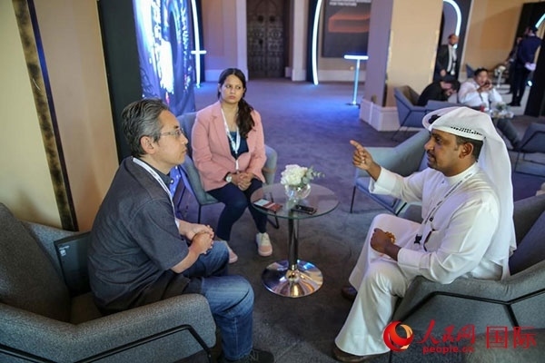 人民網(wǎng)記者采訪迪拜創(chuàng)新企業(yè)家索萊曼·里法伊（右一），索萊曼表示期待加強(qiáng)與中方合作。人民網(wǎng) 塔里克·易卜拉欣 攝