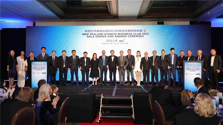 新西蘭華商聯(lián)合總會首批會員代表上臺亮相。攝影：張凱