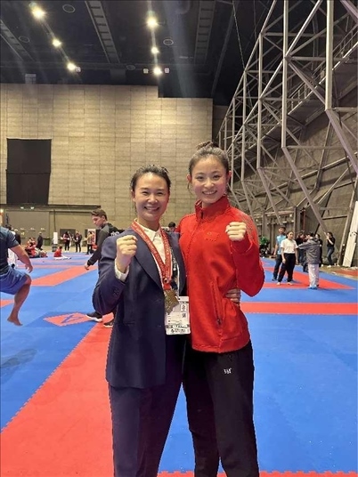 教練李紅（左）與龔莉（右）在2023年匈牙利布達(dá)佩斯世界空手道錦標(biāo)賽上合影。受訪者供圖