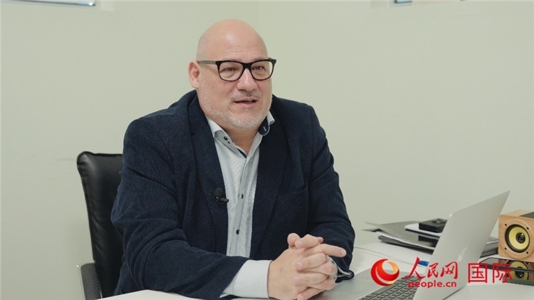 烏拉圭《共和國報》總編輯胡安·布蘭卡接受人民網(wǎng)專訪。人民網(wǎng)記者 張若涵攝