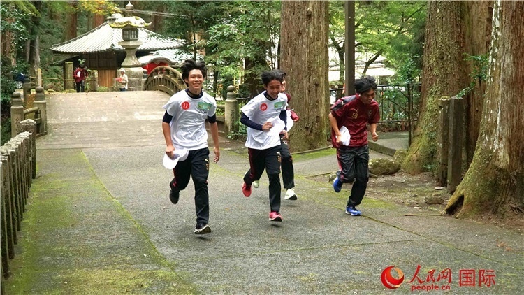 中日青少年在百年古剎里奔跑，揮灑青春的汗水。人民網(wǎng) 蔣曉辰攝