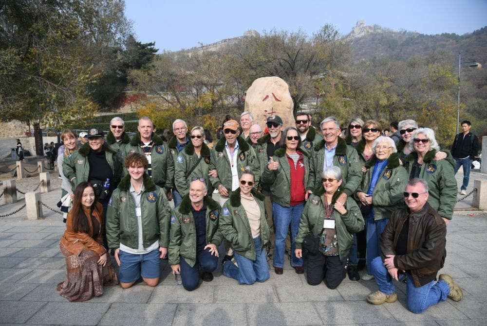 2023年10月29日，飛虎隊老兵莫耶一行人在北京八達嶺長城合影留念。當日，美中航空遺產基金會訪華代表團成員陸續(xù)抵達北京。新華社記者 任超 攝