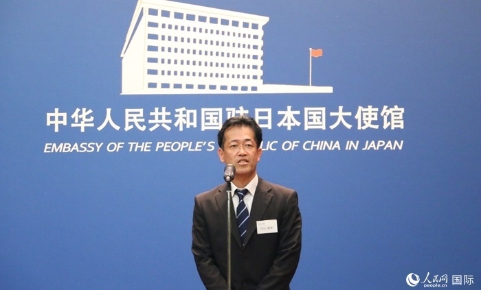 導(dǎo)師代表、東京大學(xué)教授內(nèi)山真伸發(fā)表致辭。人民網(wǎng) 許可攝