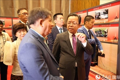 論壇期間配套舉行“‘?dāng)[脫貧困之路’——寧德扶貧開發(fā)圖片展”。人民網(wǎng)記者樊帆 攝