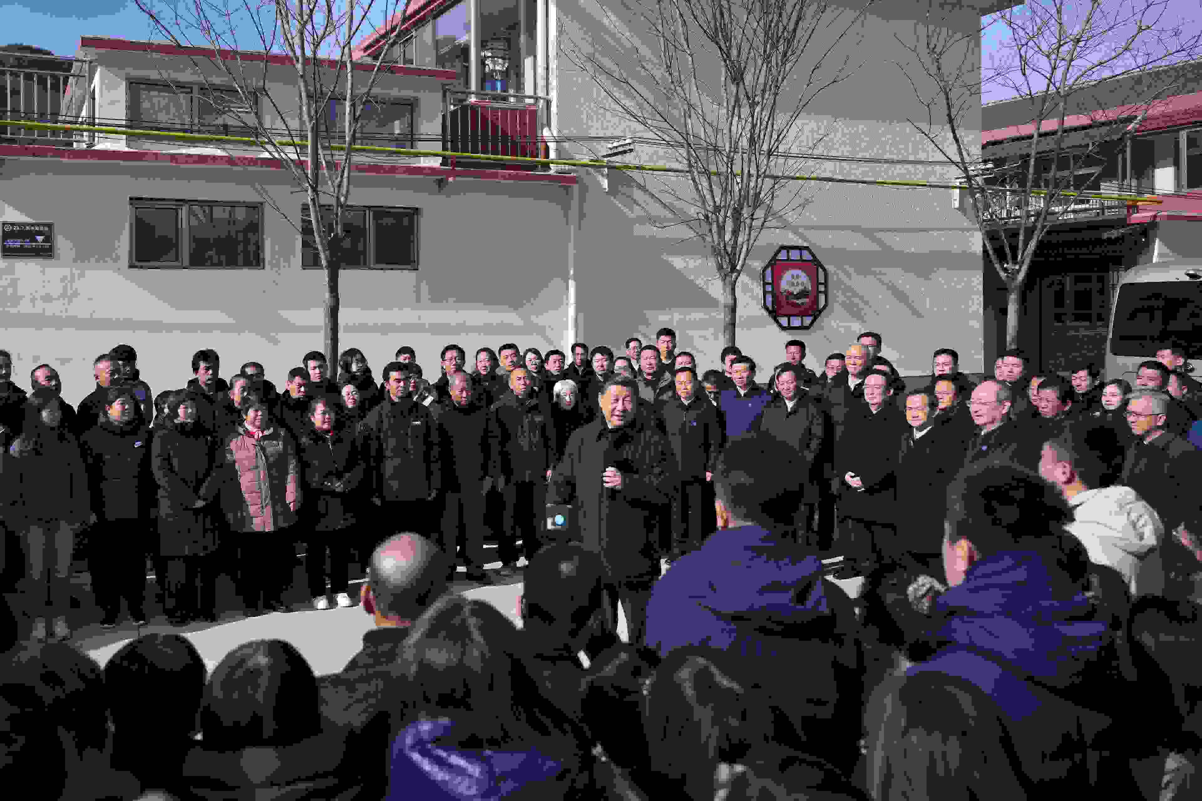 2023年11月10日，習近平總書記在北京市門頭溝區(qū)妙峰山鎮(zhèn)水峪嘴村考察時，同當地群眾親切交流。