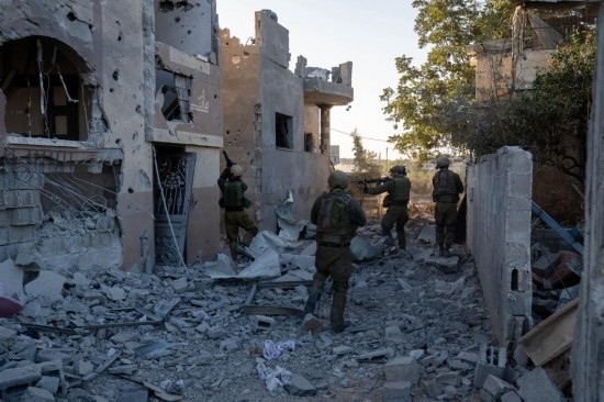 這張以色列國防軍11月12日發(fā)布的照片顯示，以軍地面部隊(duì)在加沙地帶北部開展軍事行動(dòng)。新華社發(fā)