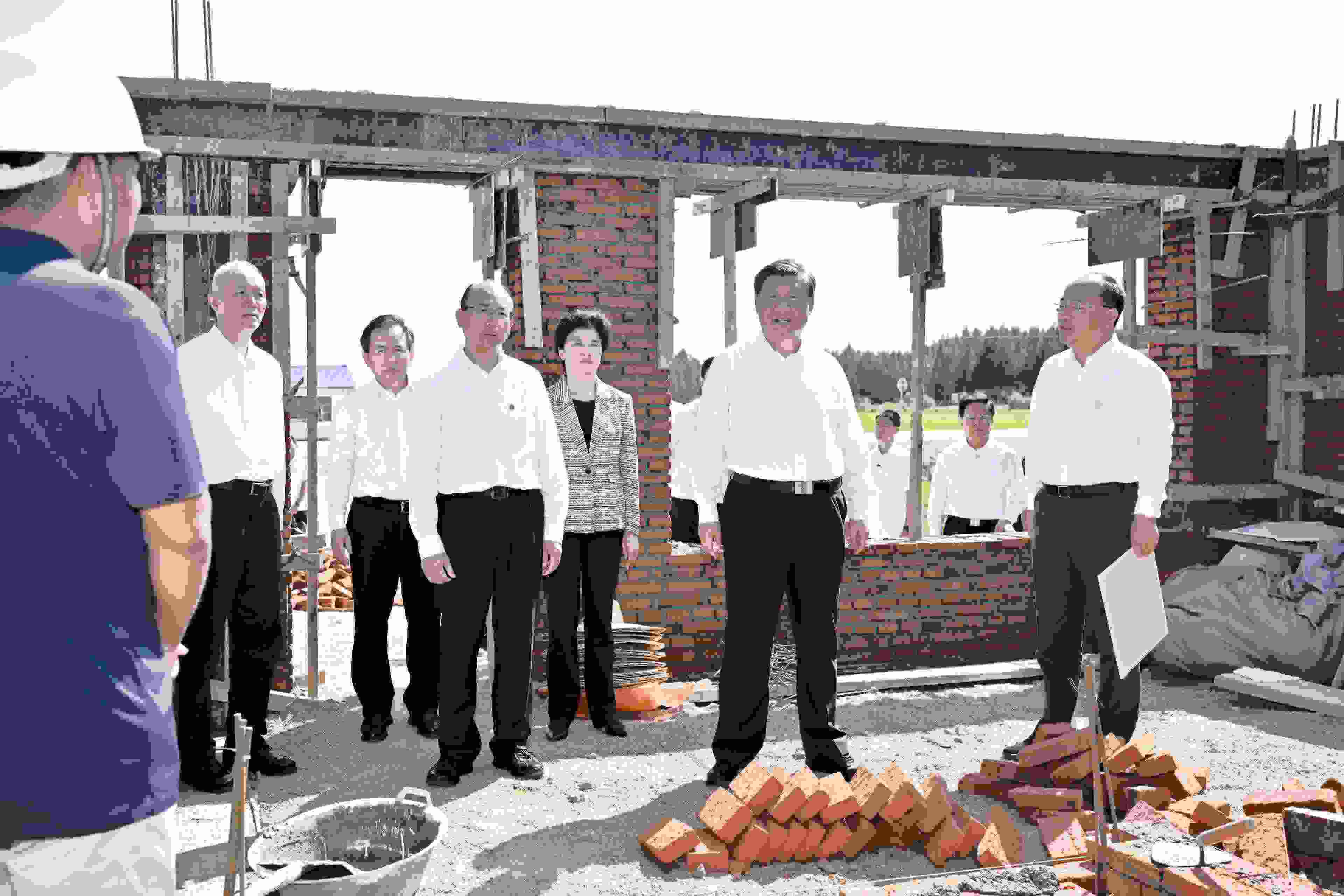 2023年9月7日，習近平總書記在遭受洪澇災害的黑龍江省哈爾濱尚志市老街基鄉(xiāng)龍王廟村，察看水毀房屋重建情況。