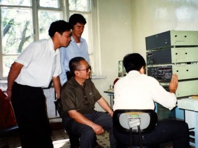 秦裕琨與團隊在一起。哈爾濱工業(yè)大學供圖