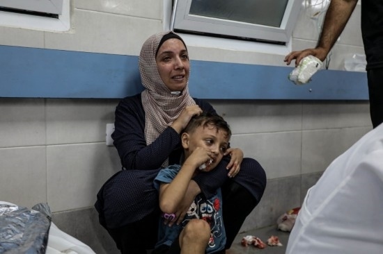 11月3日，人們在加沙城希法醫(yī)院接受治療。新華社發(fā)