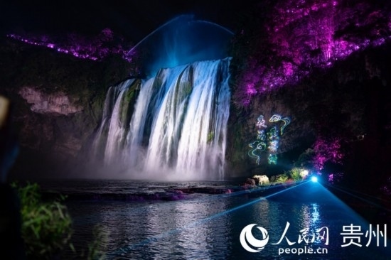 光影中的黃果樹大瀑布。人民網(wǎng) 陽茜攝