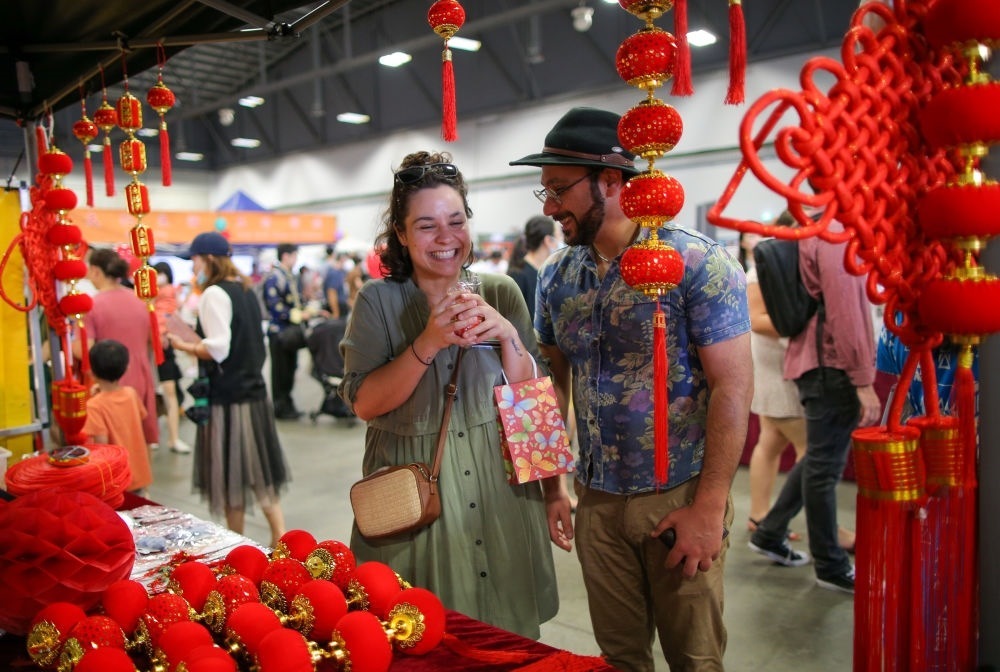 2023年1月21日，在新西蘭奧克蘭舉行的迎接中國農(nóng)歷春節(jié)活動上，人們購買新春裝飾品。這個活動吸引當(dāng)?shù)厣先f名各族裔民眾聚集一起，共迎中國春節(jié)。