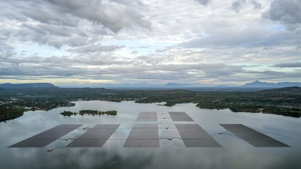 這是2022年12月8日在泰國烏汶府詩琳通水庫拍攝的浮體光伏項目（無人機(jī)照片）。中泰兩國聯(lián)合修建的浮體光伏項目2021年10月投入商業(yè)運(yùn)營。中國制造的電池板不斷將日光轉(zhuǎn)化為清潔電能，輸送至當(dāng)?shù)厍Ъ胰f戶。